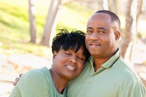 atraente casal afro-americano feliz foto