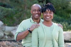 atraente casal afro-americano feliz foto