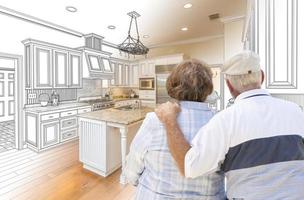 casal sênior olhando desenho e foto de design de cozinha personalizada