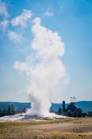 antigo gêiser fiel em erupção no parque nacional de yellowstone. foto