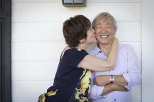 atraente casal chinês curtindo sua casa foto