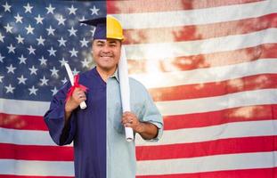 graduado hispânico de tela dividida em boné e beca para engenheiro em capacete na frente da bandeira americana foto