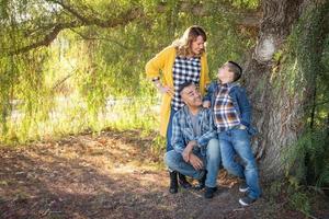 retrato de família de raça mista ao ar livre foto