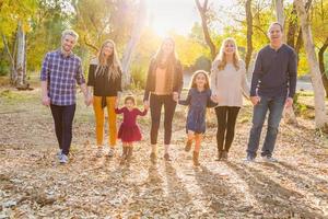 retrato de família de raça mista multigeracional ao ar livre foto