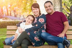 retrato de família jovem de raça mista no parque foto