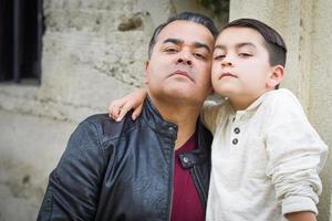 retrato de pai e filho hispânico e caucasiano de raça mista foto