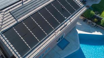 painéis solares térmicos instalados no telhado de uma grande casa foto
