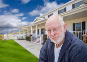 homem adulto sênior na frente de casa foto