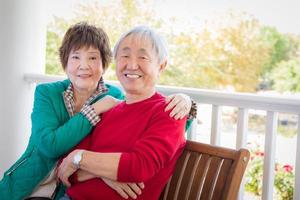 retrato de casal chinês adulto sênior feliz foto