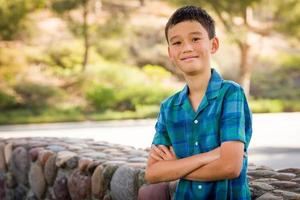 retrato ao ar livre de um menino biracial chinês e caucasiano. foto