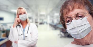 mulher adulta sênior olhando para baixo enquanto o médico fica atrás de todos usando máscaras médicas dentro do hospital.