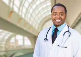 médico afro-americano masculino dentro do escritório do hospital foto