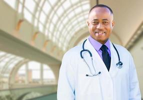 médico afro-americano masculino dentro do escritório do hospital foto