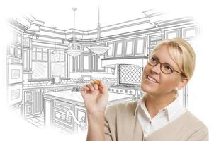mulher com lápis sobre desenho de cozinha personalizada foto