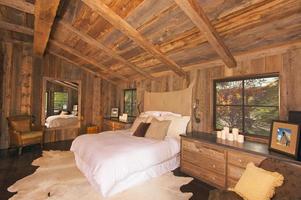 luxuoso quarto de cabana de madeira rústica foto
