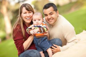 feliz família mestiça posando para um retrato foto