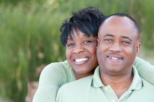 atraente casal afro-americano feliz foto