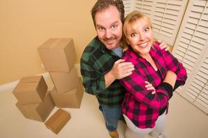 casal pateta orgulhoso e caixas em movimento no quarto vazio foto