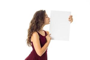 garota de vestido vermelho com cartaz branco foto