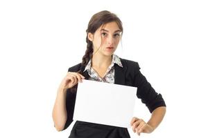 mulher de uniforme com cartaz branco nas mãos foto