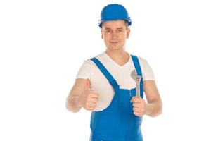 construtor masculino com ferramentas nas mãos foto