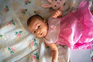 adorável menina recém-nascida em vestido rosa foto