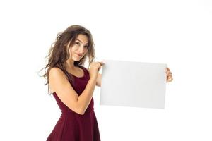 garota de vestido vermelho com cartaz branco foto