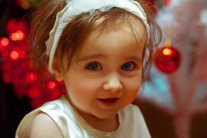 fechar o retrato da garotinha na época do natal foto