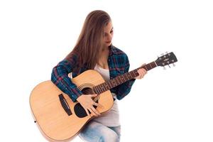 mulher morena com guitarra nas mãos foto