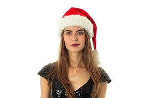 menina morena com chapéu de papai noel foto