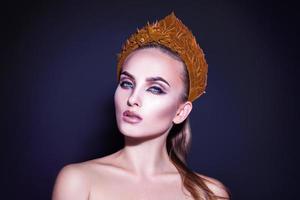 foto de estúdio de uma jovem bonita com maquiagem de pele saudável e coroa de flores na cabeça