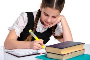 menina da escola de uniforme escreve foto