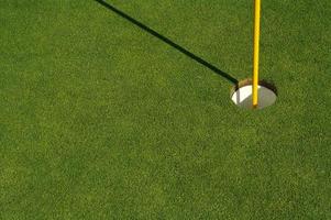 campo de golfe exuberante e recém-cortado e bandeira foto