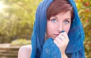 retrato ao ar livre de mulher adulta jovem de cabelos ruivos de olhos muito azuis foto