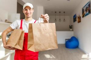 homem com pacotes de entrega de comida foto