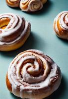 rolo de canela ou pão de canela com glacê por cima foto