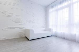 interior do quarto vazio branco com piso de madeira, janela, porta. foto