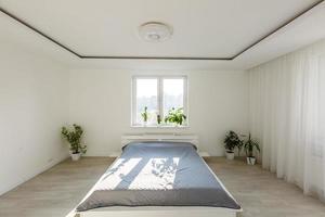 descanso, interior, conforto e conceito de cama - cama no quarto de casa