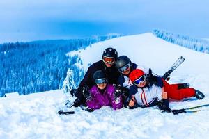 grupo de amigos com esqui nas férias de inverno - esquiadores se divertindo na neve foto