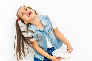 menina com tinta sobre fundo branco foto