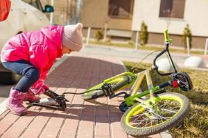 bombeia uma roda de bicicleta para sua irmã foto