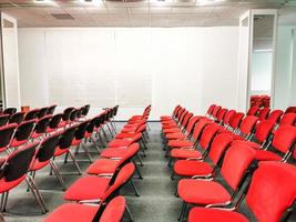 cadeiras vermelhas na sala de reuniões para sessões de escuta foto