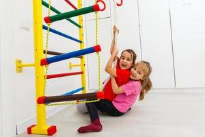 duas meninas bonitinhas jogando RPG na creche foto