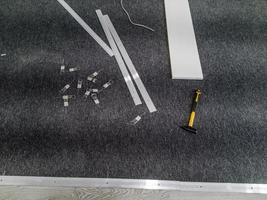 ferramentas de trabalho para colocação de carpetes - colocação de pisos foto