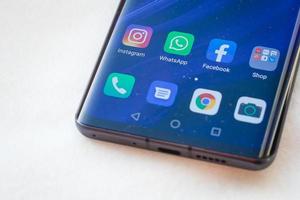 os aplicativos das redes de mídia social facebook, whatsapp e instagram são exibidos no smartphone huawei p30pro kyiv, ucrânia - 08 de dezembro de 2019 foto