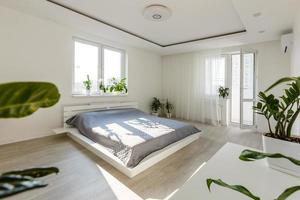descanso, interior, conforto e conceito de cama - cama no quarto de casa