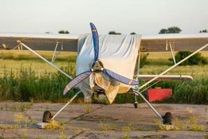 campo com avião voando sobre ele foto