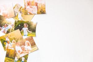 lembrança do álbum de fotos e viagem de nostalgia na viagem de praia de surf de verão na mesa de madeira. foto instantânea da câmera vintage - estilo vintage e retrô