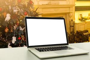 laptop com fundo de caixa de presente e luzes de natal foto