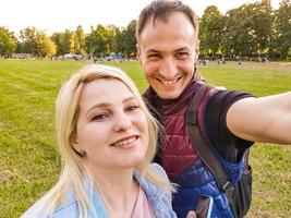 retrato de casal de turistas felizes tirando uma selfie na cidade foto